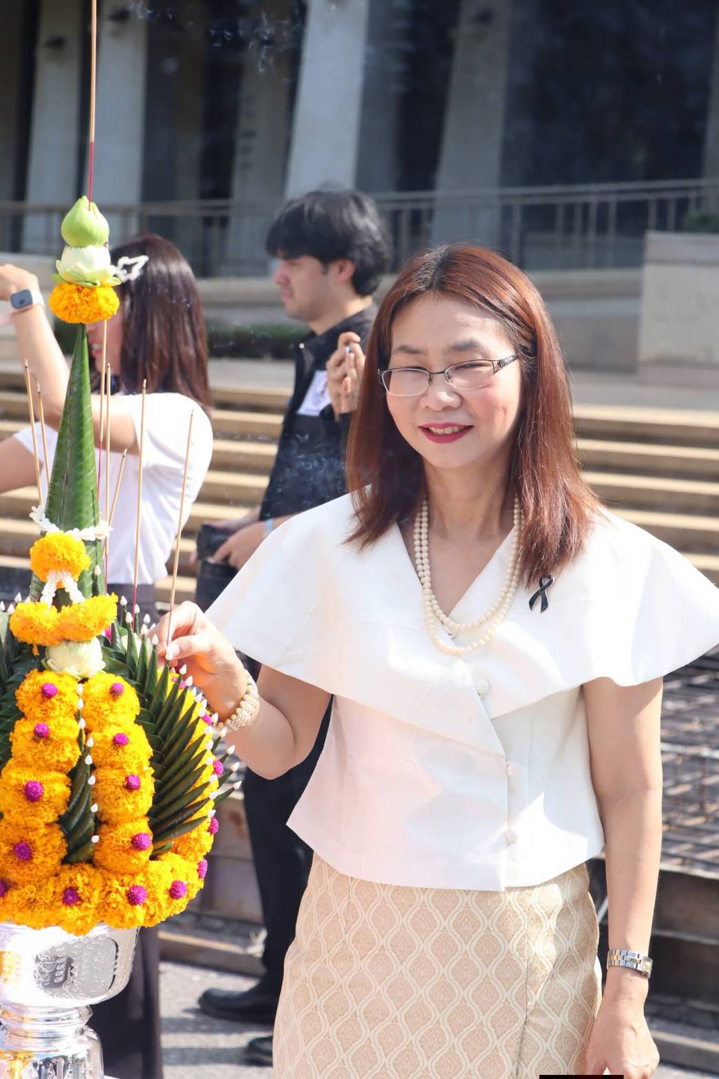 title - ศพส. ร่วมพิธีบวงสรวงซุ้มถวายดอกไม้จันทน์ จังหวัดพระนครศรีอยุธยา น้อมรำลึกในพระมหากรุณาธิคุณ สมเด็จพระบรมราชชนนีพันปีหลวง ณ บริเวณด้านหน้าอาคารศาลาพระมิ่งขวัญ ศูนย์ส่งเสริมและพัฒนาอาชีพเสริมนอกภาคการเกษตร (ศูนย์ศิลปาชีพ บางไทรฯ (เดิม))